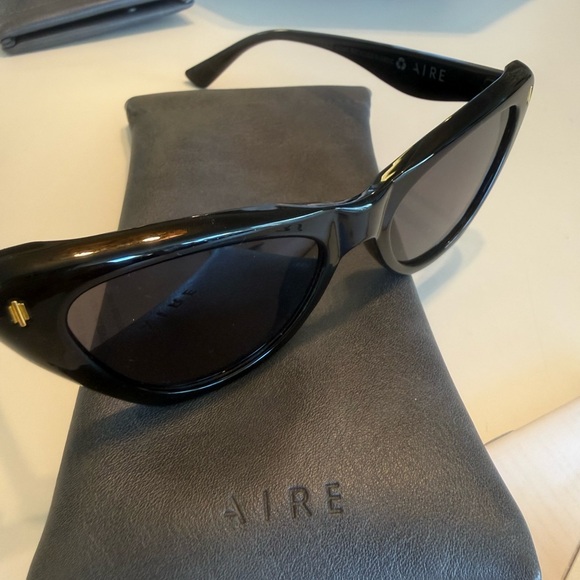 Aire Linea Cat Eye Sunglasses in Black main image 5